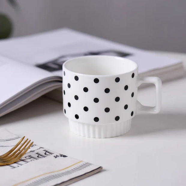 Nordic-style ceramic mug (1 unit), with various graphic prints. Stackable.