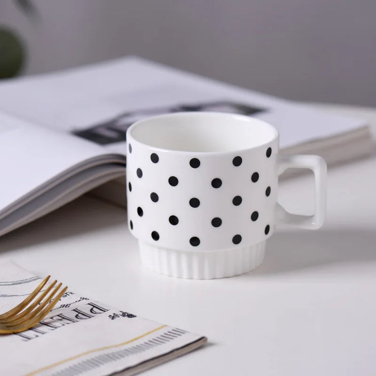 Nordic-style ceramic mug (1 unit), with various graphic prints. Stackable.